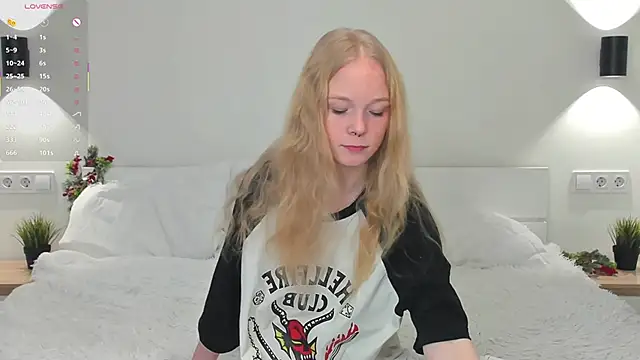 Snapshot of GhisllaineWestler chatting on 12-16-25, 04:17 GhisllaineWestler online show from 12-16-25, 04:17