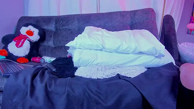 Snapshot of BonnieRitz chatting on 11-30-25, 12:53 BonnieRitz online show from 11-30-25, 12:53