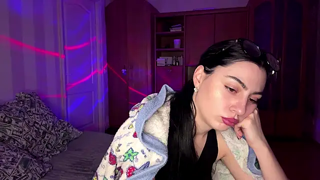 Snapshot of Radiant_Luna chatting on 12-15-25, 06:23 Radiant Luna online show from 12-15-25, 06:23