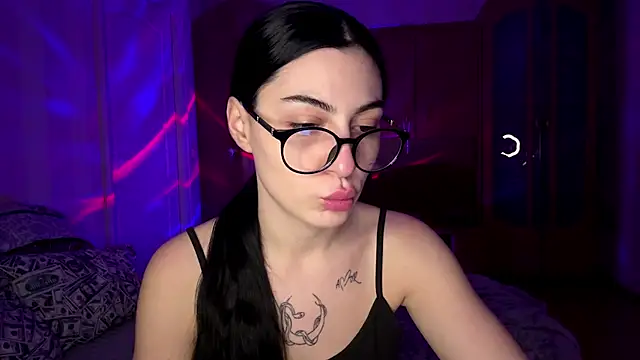 Snapshot of Radiant_Luna chatting on 12-16-25, 09:09 Radiant Luna online show from 12-16-25, 09:09