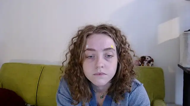 Snapshot of DeliaBlew chatting on 12-17-25, 06:03 DeliaBlew online show from 12-17-25, 06:03