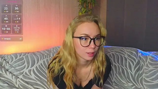 Snapshot of lunaaure chatting on 12-16-25, 04:23 lunaaure online show from 12-16-25, 04:23