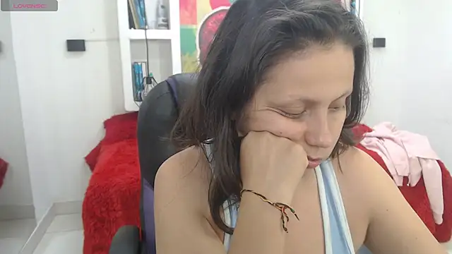 Snapshot of kati_momy chatting on 12-15-25, 03:33 kati momy online show from 12-15-25, 03:33