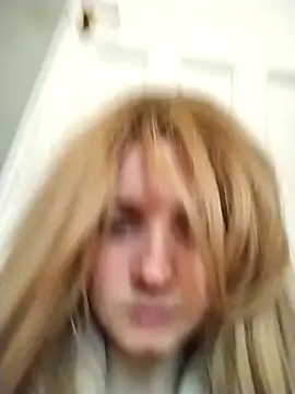 Snapshot of Amy01112 chatting on 12-22-25, 02:25 Amy01112 online show from 12-22-25, 02:25