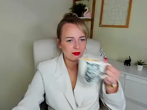 Snapshot of Karenblond chatting on 12-03-25, 06:21 Karenblond online show from 12-03-25, 06:21