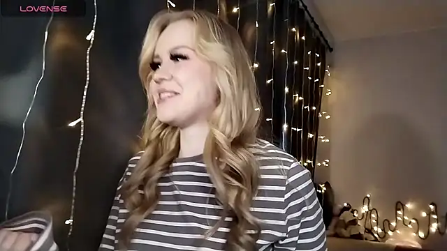 Snapshot of LunaPeony chatting on 12-16-25, 06:51 LunaPeony online show from 12-16-25, 06:51