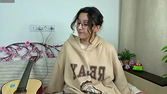 Snapshot of LinBeemon chatting on 12-18-25, 04:24 LinBeemon online show from 12-18-25, 04:24