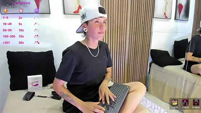 naughty girlwd online show from 12-17-25, 04:40