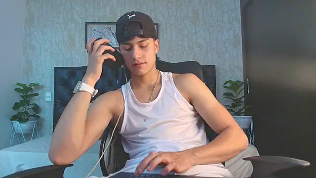 Snapshot of Lander_Cruz chatting on 12-14-25, 06:01 Lander Cruz online show from 12-14-25, 06:01