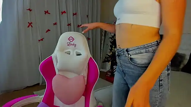 KiraNeeww online show from 12-18-25, 06:41