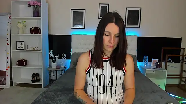 KiraNeeww online show from 02-05-26, 07:02