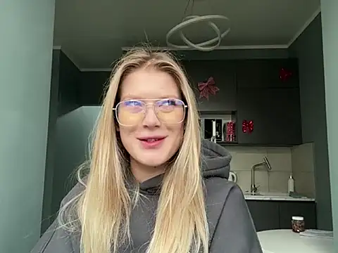 Sora Wayde online show from 12-20-25, 04:30