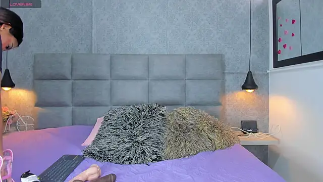 emilyy r online show from 04-14-26, 07:09