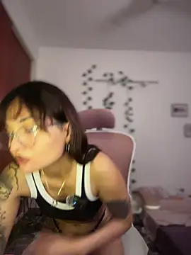 LuXarumi online show from 12-23-25, 03:59