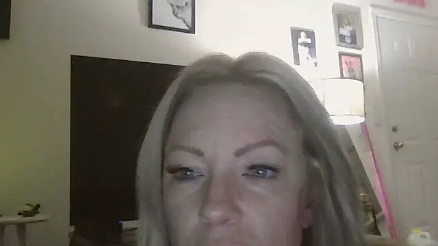 Snapshot of sinfulsara chatting on 12-04-25, 10:35 sinfulsara online show from 12-04-25, 10:35