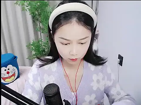 Snapshot of mili923 chatting on 12-21-25, 01:29 mili923 online show from 12-21-25, 01:29