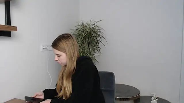 Snapshot of SweetBellaa_ chatting on 12-17-25, 11:38 SweetBellaa online show from 12-17-25, 11:38