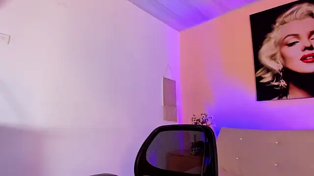 HotThreesoome online show from 04-24-26, 06:32