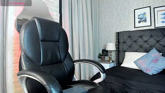 ariana  rosse online show from 04-25-26, 02:36