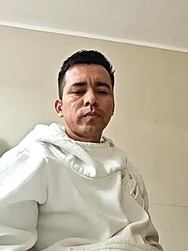 Snapshot of Robehts chatting on 12-04-25, 09:12 Robehts online show from 12-04-25, 09:12