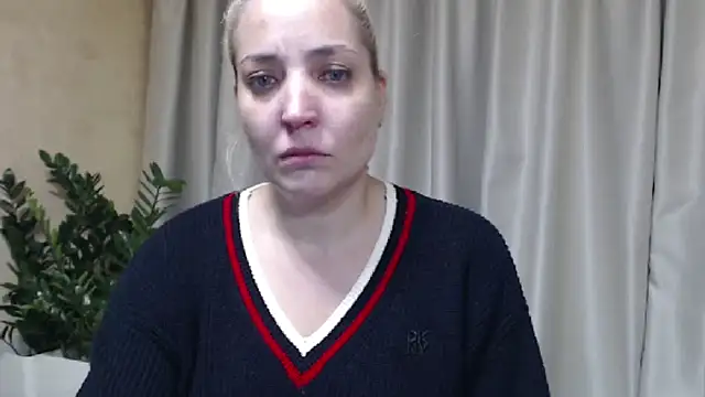 Snapshot of sweetpussy chatting on 11-12-25, 04:18 sweetpussy online show from 11-12-25, 04:18