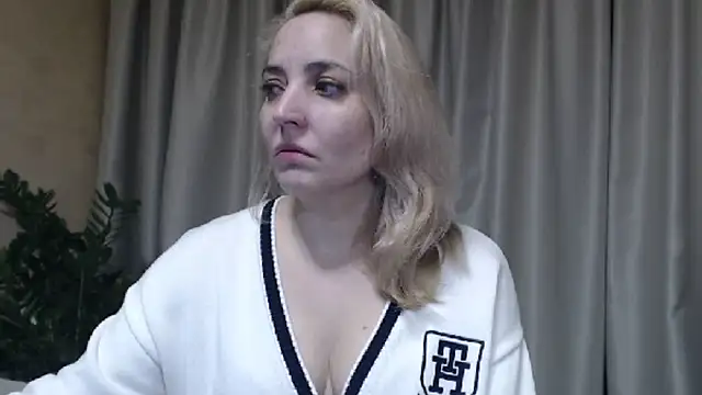 Snapshot of sweetpussy chatting on 11-27-25, 03:25 sweetpussy online show from 11-27-25, 03:25