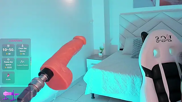 Snapshot of lunasable_ chatting on 12-13-25, 07:53 lunasable online show from 12-13-25, 07:53