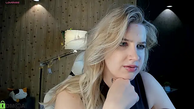 Snapshot of LunasShine chatting on 12-15-25, 04:06 LunasShine online show from 12-15-25, 04:06