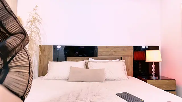 LucyHanks online show from 05-08-26, 01:38