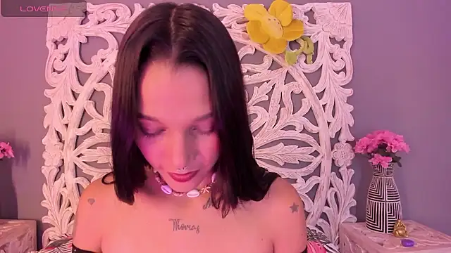 Snapshot of loraineblake chatting on 01-17-26, 01:38 loraineblake online show from 01-17-26, 01:38