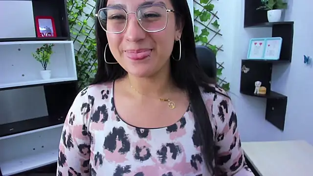 sophi hardd  online show from 04-24-26, 02:52