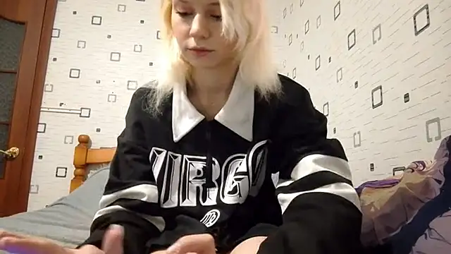 Snapshot of Sofalakers chatting on 12-14-25, 01:27 Sofalakers online show from 12-14-25, 01:27