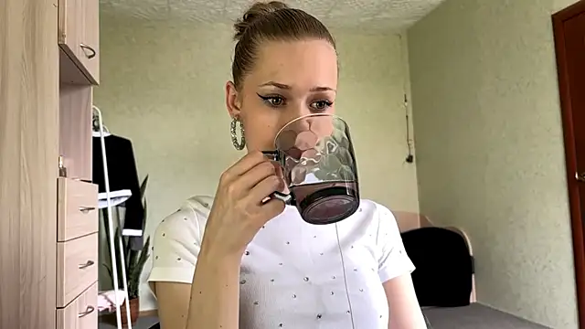 ZaidaSchwarten online show from 06-06-26, 06:29