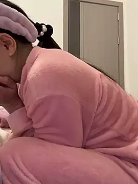 Snapshot of cmvoo chatting on 12-17-25, 02:12 cmvoo online show from 12-17-25, 02:12