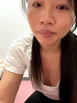 Snapshot of cmvoo chatting on 12-18-25, 11:22 cmvoo online show from 12-18-25, 11:22