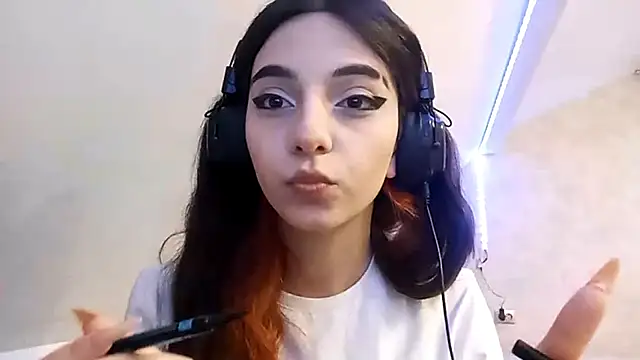 KizzieSchronce online show from 12-14-25, 04:07