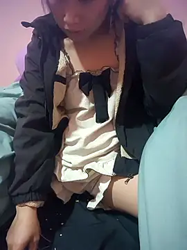 Snapshot of Layyla99 chatting on 12-14-25, 12:54 Layyla99 online show from 12-14-25, 12:54