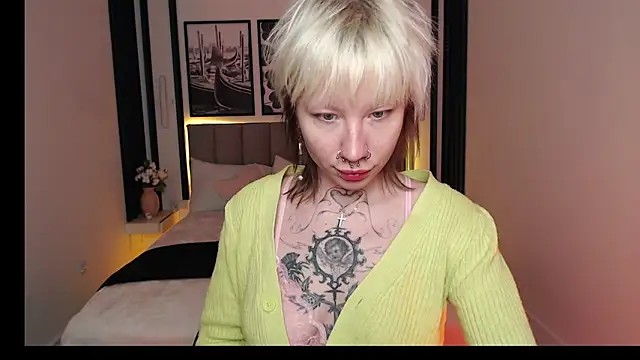 Snapshot of Luna_Hurt chatting on 12-17-25, 01:39 Luna Hurt online show from 12-17-25, 01:39