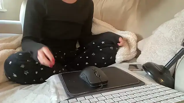 Snapshot of ijustturned18today chatting on 12-20-25, 02:35 ijustturned18today online show from 12-20-25, 02:35