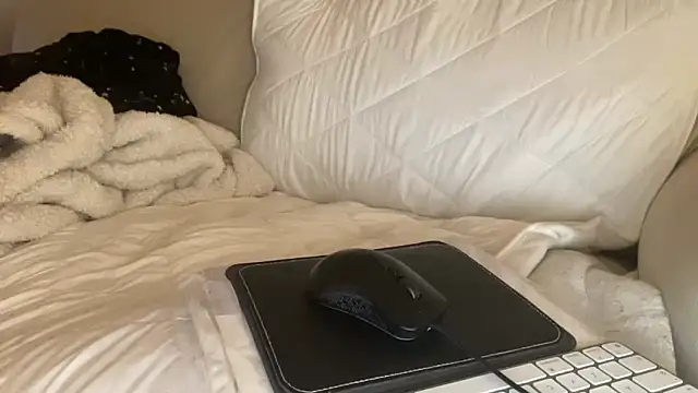 Snapshot of ijustturned18today chatting on 01-14-26, 04:34 ijustturned18today online show from 01-14-26, 04:34