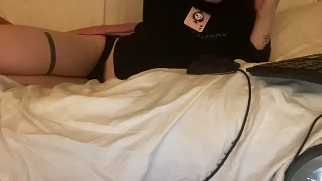 Snapshot of ijustturned18today chatting on 02-18-26, 08:27 ijustturned18today online show from 02-18-26, 08:27