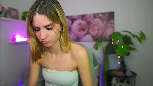 Snapshot of _Bella_Young chatting on 12-18-25, 02:23 Bella Young online show from 12-18-25, 02:23