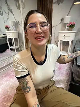 Annyhathatway online show from 05-15-26, 10:50