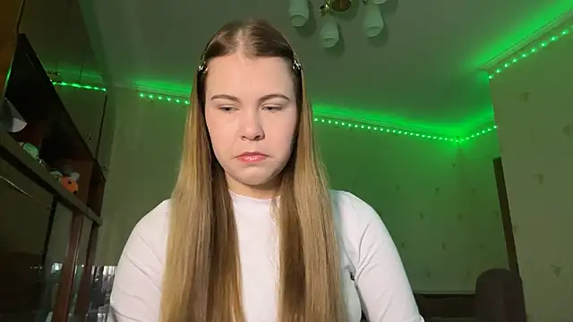 Snapshot of MaevAmy chatting on 12-15-25, 12:31 MaevAmy online show from 12-15-25, 12:31