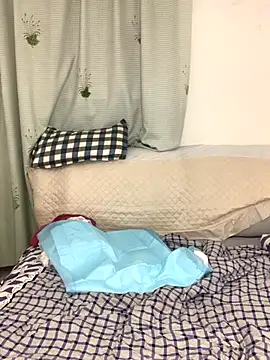 Snapshot of Bess-baby chatting on 12-16-25, 02:00 Bess-baby online show from 12-16-25, 02:00