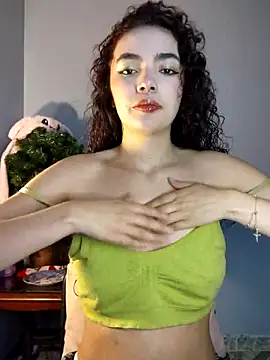 Snapshot of Alii_tay chatting on 12-15-25, 08:40 Alii tay online show from 12-15-25, 08:40