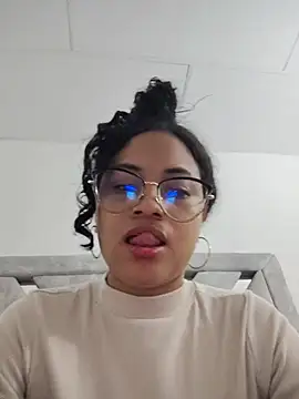 Snapshot of DAFNNEE_HOT chatting on 06-17-26, 01:56 DAFNNEE HOT online show from 06-17-26, 01:56