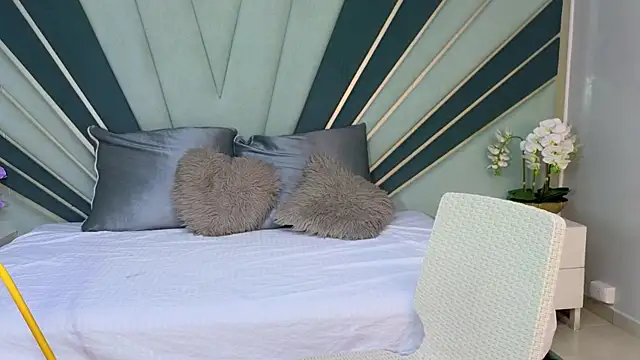 DulceeEsmeralda online show from 03-25-26, 01:17