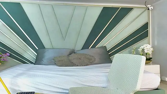 DulceeEsmeralda online show from 04-23-26, 01:24