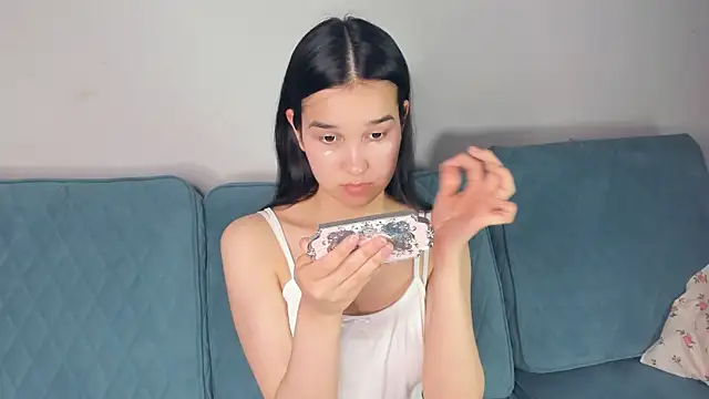 YvonneRobes online show from 04-17-26, 05:38